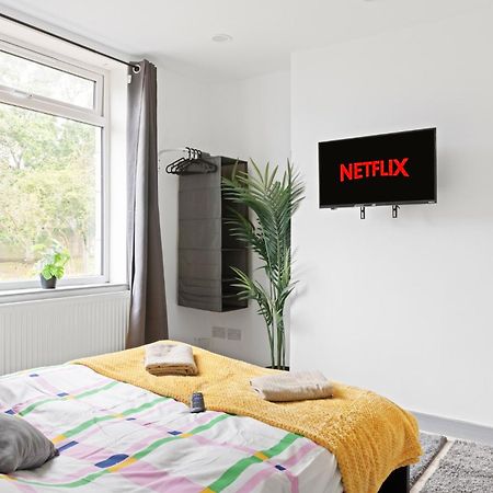 Stanion Luxurious 3 Bedroom Modern House Northamptonshire, Double, Twins, Single, Free Parking, Free Wi-Fi, Pets, Up To 8 Sleeps, 4 Smart Tvs Корби Экстерьер фото