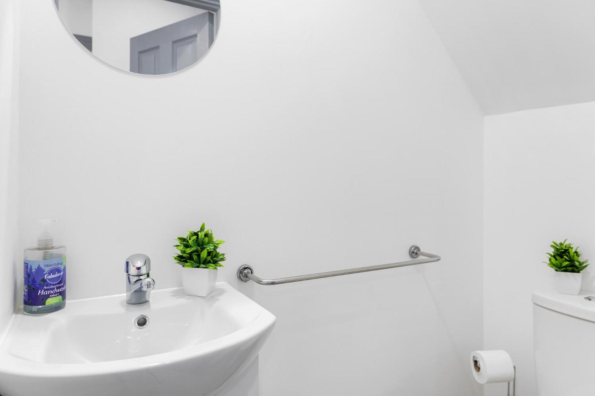Stanion Luxurious 3 Bedroom Modern House Northamptonshire, Double, Twins, Single, Free Parking, Free Wi-Fi, Pets, Up To 8 Sleeps, 4 Smart Tvs Корби Экстерьер фото